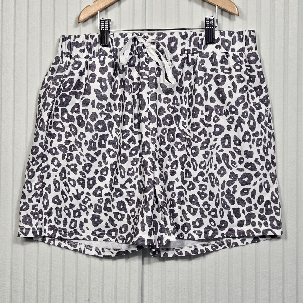 Belinda‎ Animal Print Grey/White Shorts Size XL